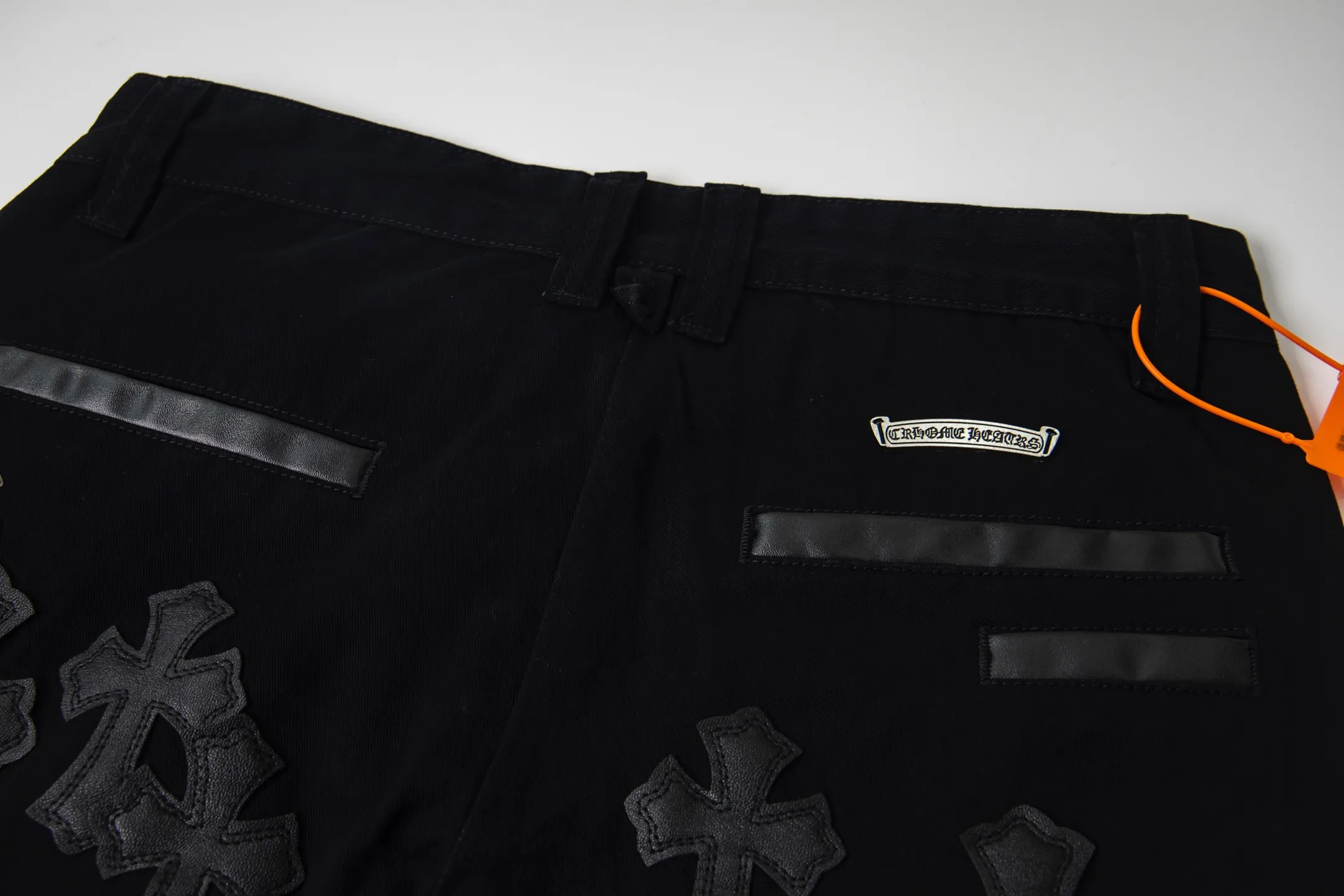 P260 Chrome Hearts丨Chrome Hearts Black and Brown Camouflage Cross Patched Leather Jeans - Full of exploring the ultimate in fashion, Chrome Hearts' new Chrome Hearts pants cleverly integrate camouflage crosses, camouflage crosses and other elements to break traditional boundaries. Mattyboy's clever fusion of overalls and khaki jeans, the same style, brings endless matching inspiration to fashionistas! Whether it is daily wear or a trendy try, these pants can bring you an excellent fashion experience. Style number: 1753# Color: casual black Size: 28 30 32 34